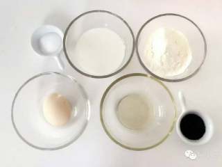 1、芝麻牛奶华夫饼,准备好所有食材，把鸡蛋分离成蛋清和蛋黄。