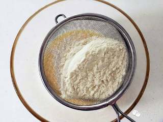 2、芝麻牛奶华夫饼,把蛋黄、牛奶用手动打蛋器搅打均匀，将玉米油加入，边倒边搅拌，使其充分混合，并乳化，然后筛入低筋粉。