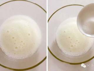 3、芝麻牛奶华夫饼,接下来做蛋白霜，主要食材是蛋清和细砂糖。将分离出来的蛋清放入大碗中，无水无油，蛋黄要分离干净。用电动打蛋器中低速搅打，打至起泡，但还有粗泡大泡时（左侧图片），加入1/3左右的糖。
