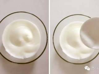 4、芝麻牛奶华夫饼,提至中速继续打发，打到蛋白起泡逐渐均匀时，此时蛋白起泡已比较均匀（左侧图片），再加入1/3的糖。