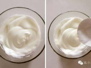 5、芝麻牛奶华夫饼,然后高速继续搅打到有点纹路，蛋白霜已经比较细腻（左侧图片），加入最后一部分糖继续搅打。