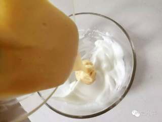 7、芝麻牛奶华夫饼,然后把步骤8中蛋黄糊盆中的面糊全部倒入剩下的蛋白霜盆中。