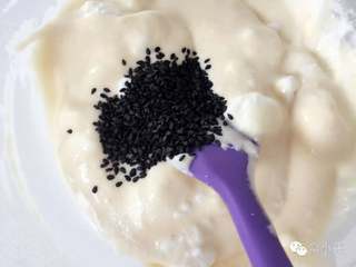 8、芝麻牛奶华夫饼,在步骤9的混合面糊中加入黑芝麻