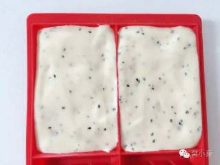 9、芝麻牛奶华夫饼,倒入华夫饼模具，基本覆盖就可以了。