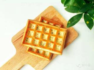 10、芝麻牛奶华夫饼,烤完脱模出炉