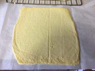 6、虎皮蛋糕卷,这个步骤最后三分钟要盯着烤箱观察虎皮的变化和状态，一旦出现虎皮的纹路和上色满意要及时结束烘烤，把烤盘从烤箱里取出，因为温度高，虎皮又非常薄，可能稍微耽搁一会就会变成焦虎皮，稍微放凉一会，把虎皮连同烤垫取出放置晾网架上。然后准备一张长于虎皮的油纸铺在操作台上，把虎皮倒扣在油纸上，轻轻撕去烤垫放置一边。（动作要轻一点，当心虎皮断裂）