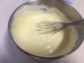 11、虎皮蛋糕卷,翻拌好的蛋糕糊倒入剩余蛋清里，同样手法翻拌均匀。