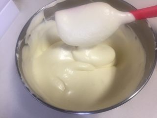 12、虎皮蛋糕卷,翻拌一定要到底。