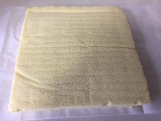 16、虎皮蛋糕卷,冷却到四十度左右，将蛋糕倒扣在虎皮上，轻轻撕去油纸。