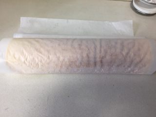 17、虎皮蛋糕卷,擀面杖卷起油纸，起头轻压一下顺势卷起蛋糕卷，放置一边静置定型。