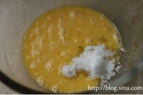 2、水果千层蛋糕,加入幼砂糖，继续搅拌至糖融化