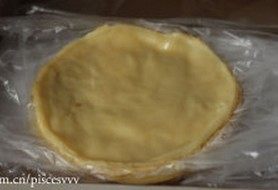 8、水果千层蛋糕,小火煎至面糊成型，揭下即可，依次做好所有的饼皮