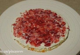 14、水果千层蛋糕,盖上饼皮，抹上奶油，放上草莓，如此一层一层循环，直至放完所有的饼皮