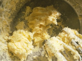 4、奶香卡通饼干,加入糖粉,打至黄油颜色变浅,体积变大呈羽毛状