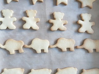 14、奶香卡通饼干,预热好的烤箱160°15分钟即可