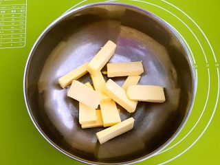 5、宝宝健康食谱 蛋黄动物饼干,无盐动物黄油100克,放在室温自然软化,大约需要20分钟左右