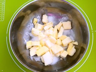 6、宝宝健康食谱 蛋黄动物饼干,在软化好的黄油里加入细砂糖