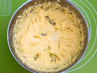 11、宝宝健康食谱 蛋黄动物饼干,黄油与蛋黄液完全融合,颜色变浅,出现蓬松的花纹