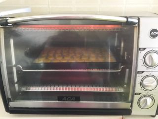 16、宝宝健康食谱 蛋黄动物饼干,烤箱160W预热8分钟,把烤盘放入预热好的烤箱里,上下火160W烤15分钟