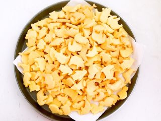 18、宝宝健康食谱 蛋黄动物饼干,成品有600克,蛋黄饼干很容易受潮,晾凉后可以装入密封容器保存