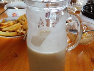 3、佳丽章鱼小丸子,调出的面糊倒在这样的容器里，方便呆会做小丸子，注意面糊就像牛奶一样的稠度