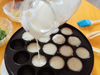 5、佳丽章鱼小丸子,每个格子里倒入刚才调好的面糊