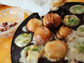 8、佳丽章鱼小丸子,如图中间那个就是竖着的效果，中间那条线就是两个半球的融合线