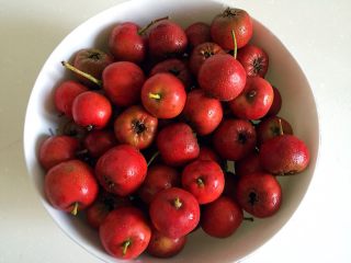 1、山楂糕,山楂洗净。