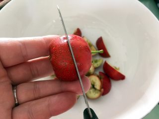 2、山楂糕,用刀从中间剖开。