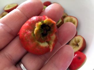 4、山楂糕,去掉山楂的顶部和下面的把。