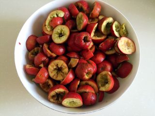 5、山楂糕,全部去核完毕。