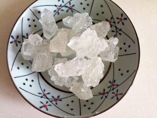 6、山楂糕,准备冰糖。