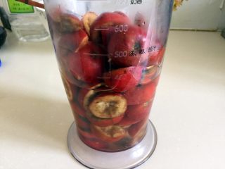 7、山楂糕,料理机中放少量的水和一部分山楂。