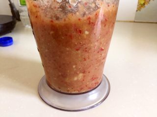 8、山楂糕,打成泥。