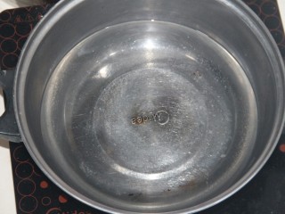 2、冬喝暖饮夏吃冰~瘦身紫薯苹果饮,锅内加水