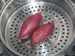 3、冬喝暖饮夏吃冰~瘦身紫薯苹果饮,把紫薯放到笼屉上蒸