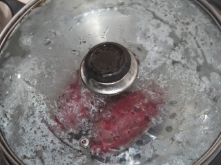 4、冬喝暖饮夏吃冰~瘦身紫薯苹果饮,小火蒸，蒸十分钟左右