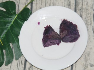 7、冬喝暖饮夏吃冰~瘦身紫薯苹果饮,晾凉，把皮剥掉