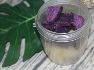 11、冬喝暖饮夏吃冰~瘦身紫薯苹果饮,把紫薯和苹果放入榨汁杯