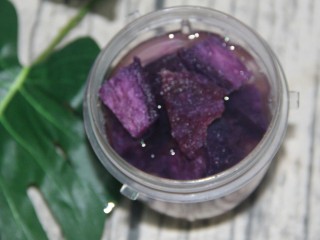 12、冬喝暖饮夏吃冰~瘦身紫薯苹果饮,倒入温开水