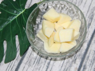 10、冬喝暖饮夏吃冰~瘦身紫薯苹果饮,去皮切小块