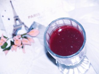 15、冬喝暖饮夏吃冰~瘦身紫薯苹果饮,倒入杯中，可以喝了