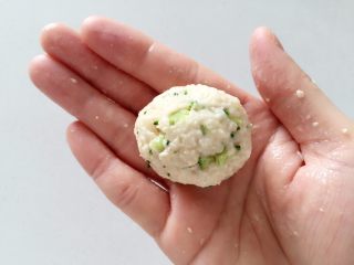 7、香香的小藕饼,抓小小一团,先搓成一个小小圆球