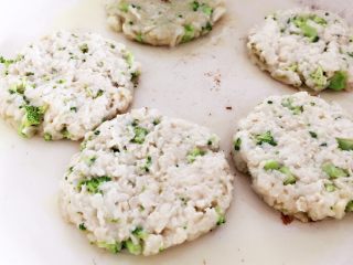 9、香香的小藕饼,平底锅烧热,冷油入锅,刷一层即可,把小圆饼放入。