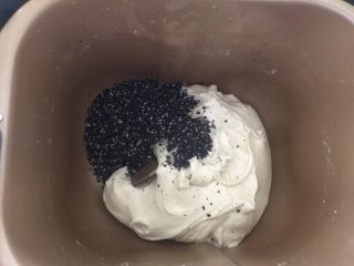 9、佛系养生黑芝麻辫子面包,第九步：加入碾碎的黑芝麻，继续揉均匀（碾碎的黑芝麻更能激发香味）