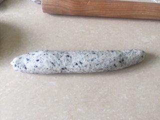 14、佛系养生黑芝麻辫子面包,第十四步：翻面横过来自上而下的卷起来