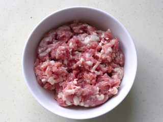 1、腐皮肉馅卷,事先剁好的肉末