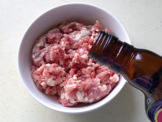 2、腐皮肉馅卷,肉末里倒入适量料酒