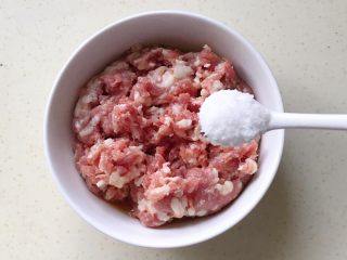 3、腐皮肉馅卷,一勺盐