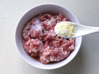 4、腐皮肉馅卷,一小勺鸡精